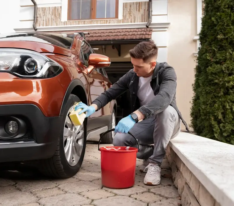 Lavage auto à domicile Arblade-le-Haut : professionnel intervenant sur un véhicule